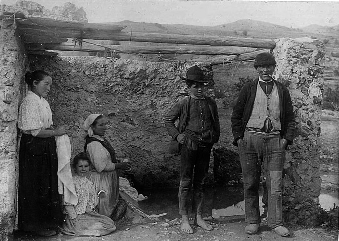 Escena grupal con Rosa, Aguita, Maria, Antonio et Miguel