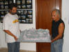 Luis Fuentes a la izquierda sujetando la maqueta del fuerte de Juviles hecha por Juan Ramon que esta a la derecha