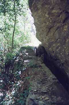 Estrechamiento de la vereda sobre la acequia