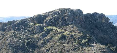 Vista de los acantilados que rodean el Fuerte