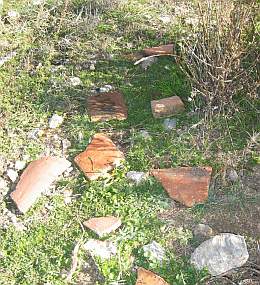 Restos de ladrillos y tejas en el campo