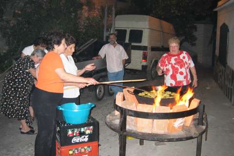 Fiestas: Agustn y Antonio disfrazados de moros vendiendo por las calles