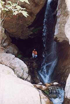 Cueva en la cascada superior