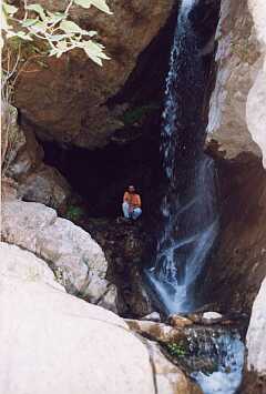 Cascada superior en cuyo interior se forma una pequea gruta