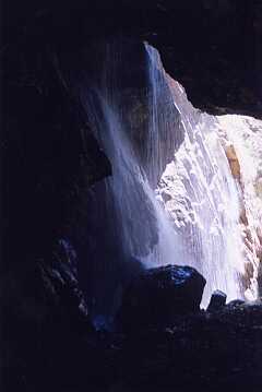 Vista de la cascada desde el interior de la cueva