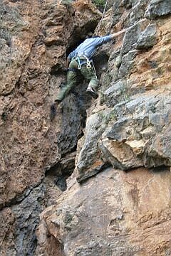 Pedro escalando en la Piedra Amarilla
