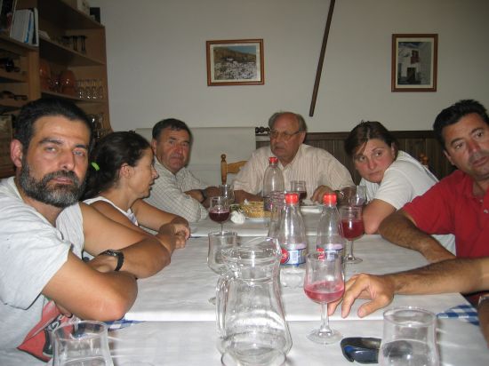 Cominedo en el Bar Julio