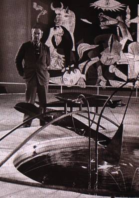 Alexander Calder junto a su fuente